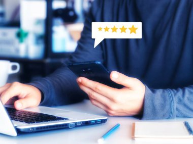 Memnuniyet Anketi Konsepti Müşteri Kalite Değerlendirmesi, Akıllı Telefon, Hizmet veya Ürün Değerlendirmesi, 5 Yıldız Puanı.