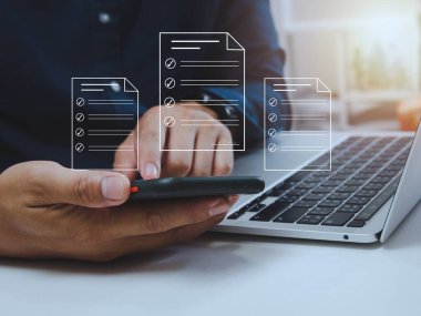 Çevrimiçi iş sözleşmesi Elektronik imza, e-imza, dijital belge yönetimi, kağıtsız ofis, iş sözleşmesi konsepti.