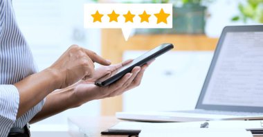 Geri bildirim memnuniyet servisi, müşteri hizmetleri deneyimi ve iş memnuniyeti anketi için açılır beş yıldızlı akıllı telefon kullanarak kadınları kapat.