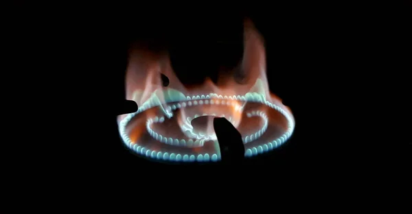 Gaz Ziemny Spalający Pojedynczy Okrągły Piec Kolorowymi Płomieniami Czarnym Tle — Zdjęcie stockowe