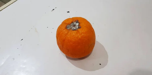 Közelkép Kilátás Egyetlen Friss Narancs Gyümölcs Árnyék Elszigetelt Fehér Háttér — Stock Fotó
