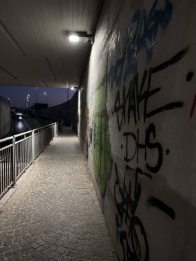 Scatto fatto in un sottopassaggio a Pesaro di notte 