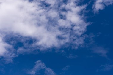 Kışın beyaz bulutlar