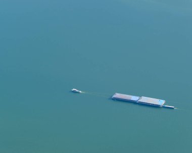 Nehrin üst manzaralı sürükleme botu.