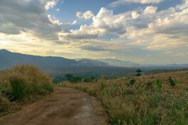 Akşam gökyüzündeki dağlar