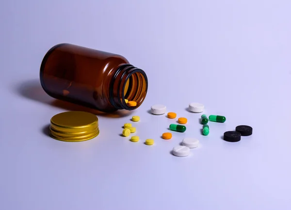 İlaç beyaz bir masada şişeden çıktı..