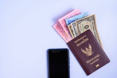 Pasaportlar, para ve seyahat için telefon..