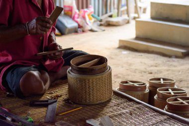 Teknisyenler bambu sepetiyle çalışıyorlar..
