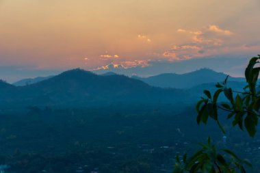 Güneş dağların ardından batıyordu.