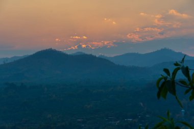 Güneş dağların ardından batıyordu.