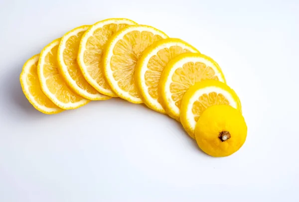 Beyaz arka planda Limon ve Limon dilimi