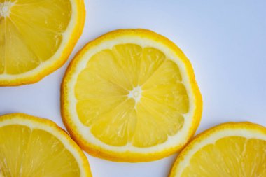 Beyaz arka plandaki limon dilimi.
