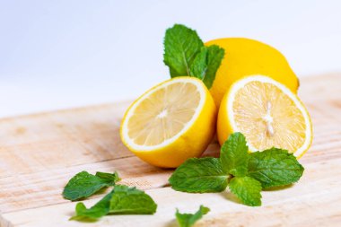 Limon ve nane, ahşap bir masaya yerleştirilmiş.