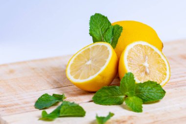 Limon ve nane, ahşap bir masaya yerleştirilmiş.