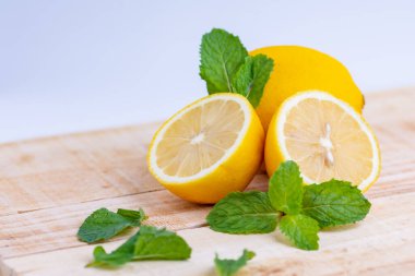 Limon ve nane, ahşap bir masaya yerleştirilmiş.