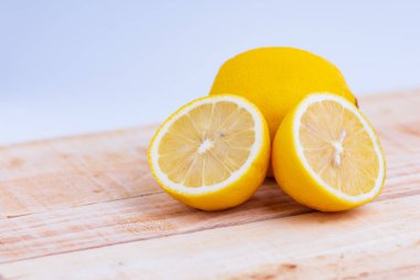 Limon ve nane, ahşap bir masaya yerleştirilmiş.