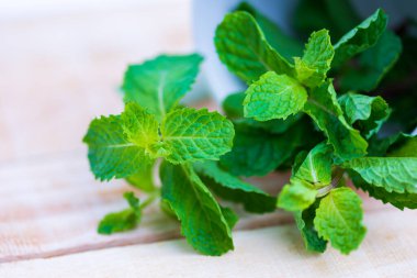 Limon ve nane, ahşap bir masaya yerleştirilmiş.