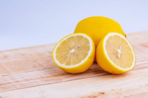 Limon ve nane, ahşap bir masaya yerleştirilmiş.