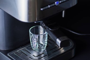 Damlatan bir kahve makinesinden espresso kahve.