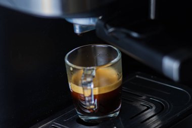 Damlatan bir kahve makinesinden espresso kahve.