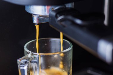 Damlatan bir kahve makinesinden espresso kahve.