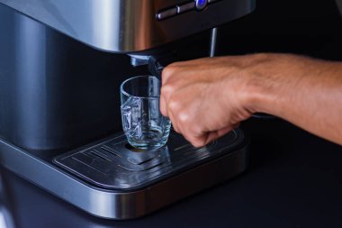 Damlatan bir kahve makinesinden espresso kahve.