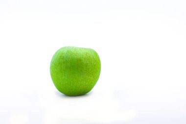 Kırpma yolu olan beyaz arkaplanda yeşil elma