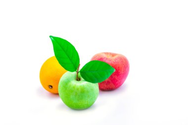 Kırmızılı yeşil elma ve turuncu arkaplanda kırpma yolu olan beyaz arkaplan