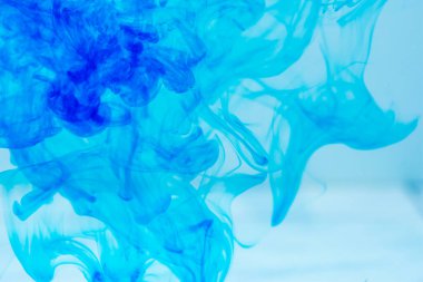 Beyaz arkaplan üzerinde su ve hava kabarcıkları ve metin için boşluk