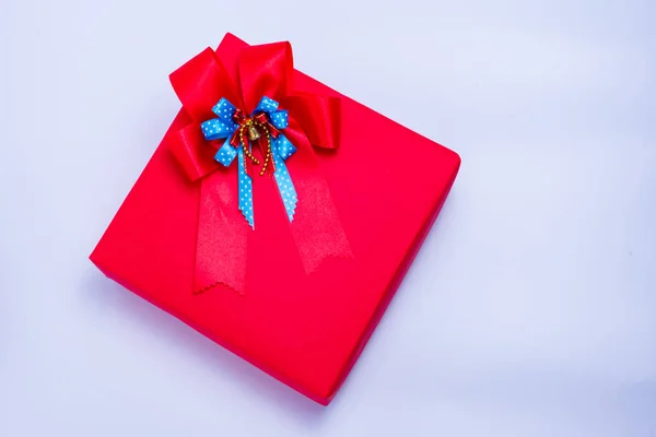 白色背景的红色礼品盒 — 图库照片