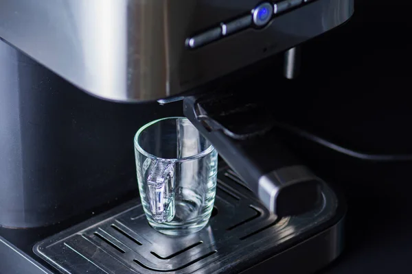 Damlatan bir kahve makinesinden espresso kahve.