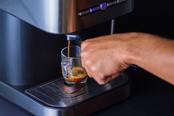 Damlatan bir kahve makinesinden espresso kahve.