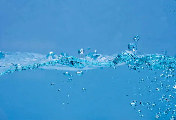 テキストのためのスペースと白い背景に水と空気の泡 — ストック写真