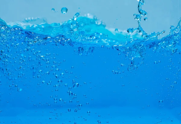 Beyaz arkaplan üzerinde su ve hava kabarcıkları ve metin için boşluk