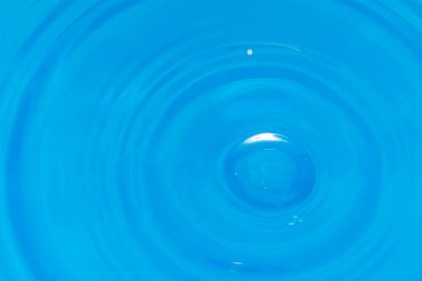 Beyaz arkaplan üzerinde su ve hava kabarcıkları ve metin için boşluk