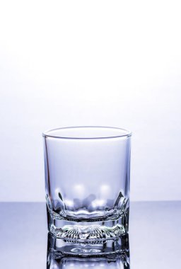 Cam masada bir bardak viski.