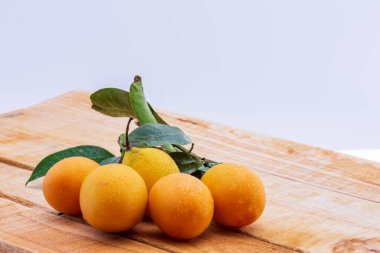 Maprang ahşap zemini taktı.