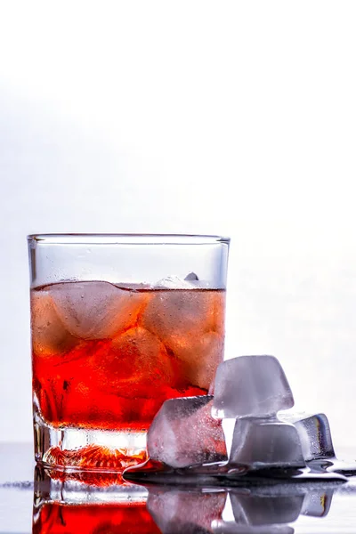 Glas Whisky Ijs Een Glazen Tafel — Stockfoto