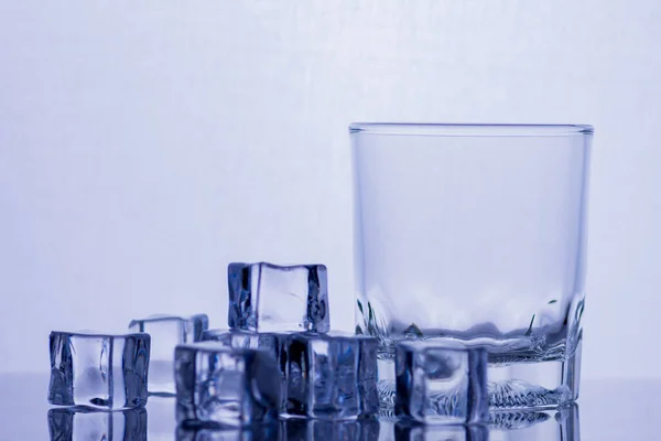 Склянка Віскі Льоду Скляному Столі — стокове фото