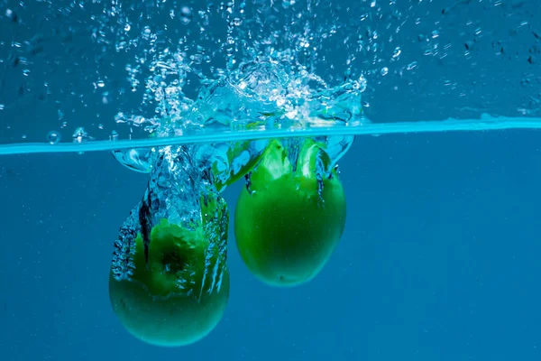 Top biblosu suya düştü.