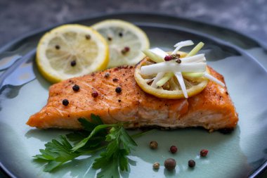 Farklı baharatlar ve limon dilimleriyle pişirilmemiş somon balığı filetosu. 