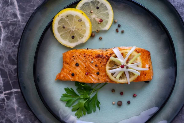 Farklı baharatlar ve limon dilimleriyle pişirilmemiş somon balığı filetosu. 