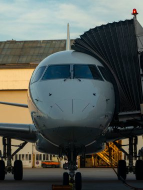 Düsseldorf 'taki havaalanının önünde kuyrukta bekleyen uçakların önünde. 
