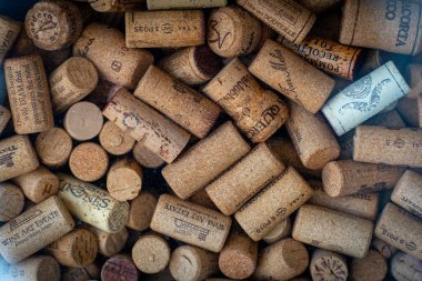 Hobi olsun diye şişelerin kapağı tıkanır..