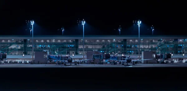 Αεροδρόμιο Νύχτα Όπου Δεν Επιτρέπονται Πτήσεις Αεροπλάνα Περιμένουν Για Αεροδρόμιο — Φωτογραφία Αρχείου