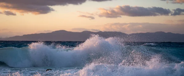 Θαλασσινό Κύμα Ηλιοβασίλεμα Χρυσή Ώρα — Φωτογραφία Αρχείου