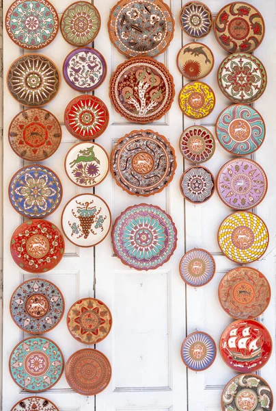 Rodos Yunanistan 'daki eski pazarda dekoratif yemekler ve tabaklar satılıyor.