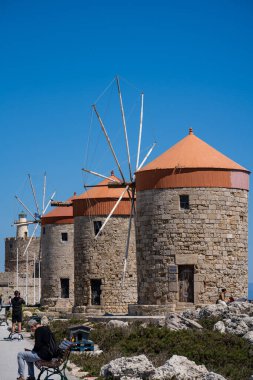 Mandraki Limanı 'ndaki Rhodes Yel Değirmenleri. Turistlerin sık sık ziyaret ettiği bir yer..