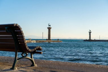 Rodos, Yunanistan 'daki Mandraki' deki Rodos limanındaki iki isimsiz heykel.