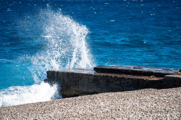 海岸沿いの道を波が襲う — ストック写真